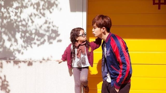 睡眠时间|双胞胎一个跟爸妈住一个跟奶奶,两年后身高差异明显,原因简单