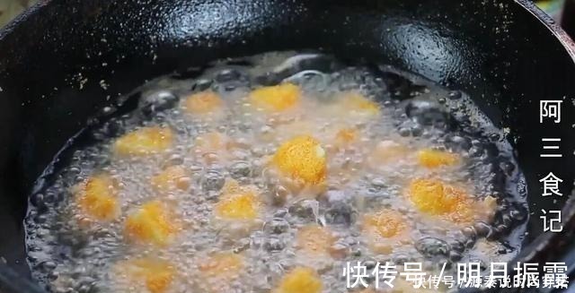 天冷了,苹果别直接吃,淋入鸡蛋液,香甜酥脆又解馋,比肉还香