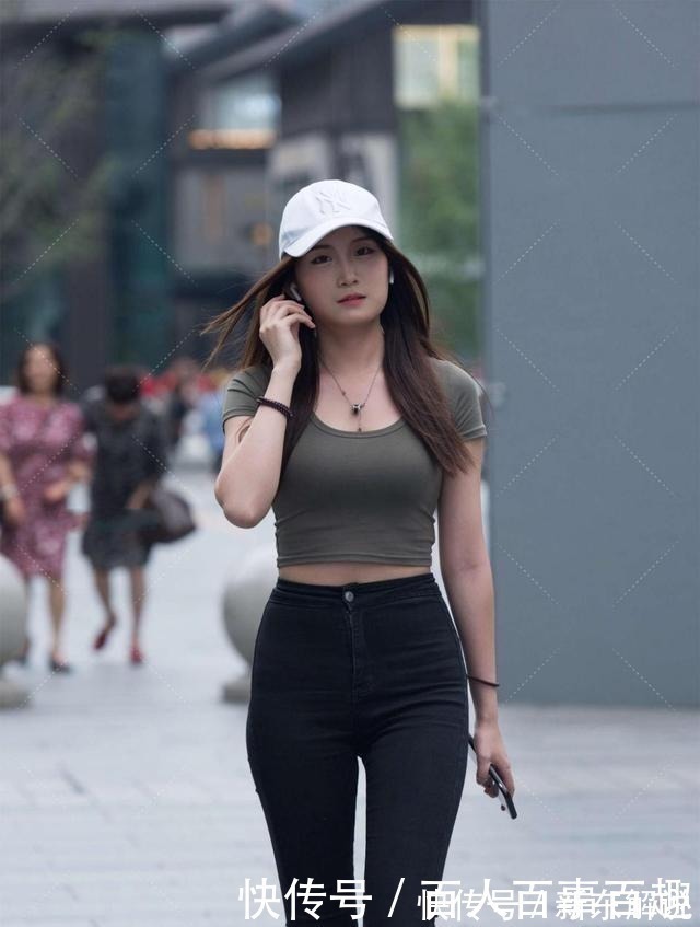 深褐 深褐色大圆领上衣搭配黑色小脚裤,头顶棒球帽,帅酷十足