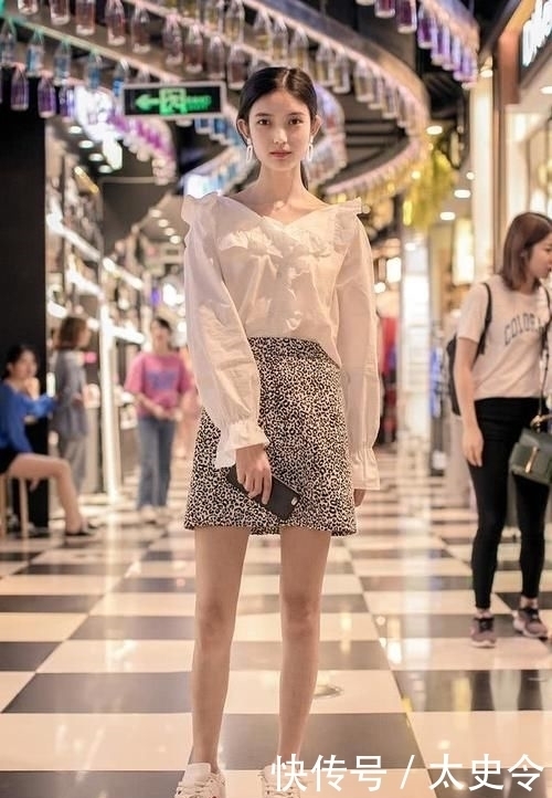 街头时尚个性穿搭,狗狗图案牛仔外套增添可爱,碎花连衣裙显气质