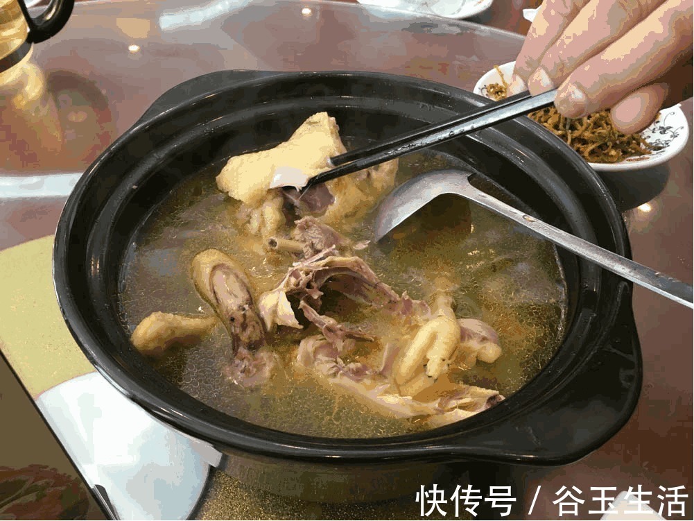 炖鸡汤时,不要焯水,也别直接炖,饭店大厨教你怎么做