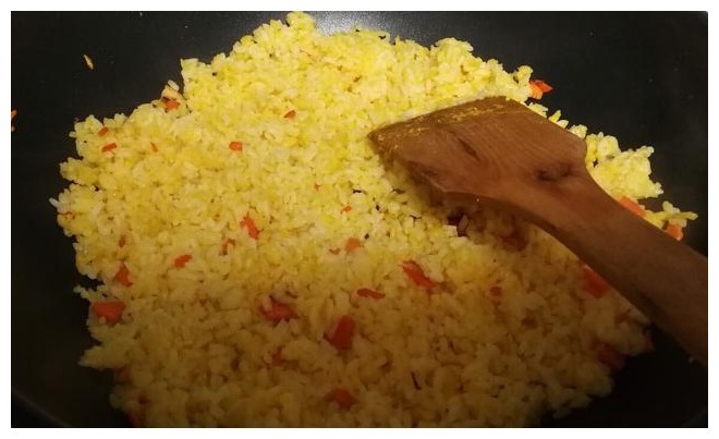 做蛋炒饭,不要先炒鸡蛋也不要先炒饭,跟我这样做,炒饭粒粒分明