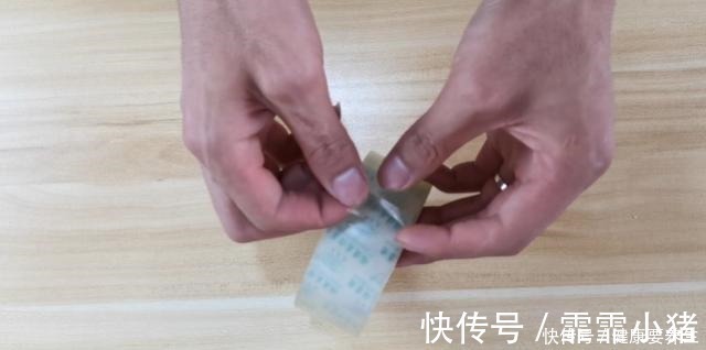 用两根手指断胶带，比剪刀还好用，生活小技巧解决你的烦恼，学学！