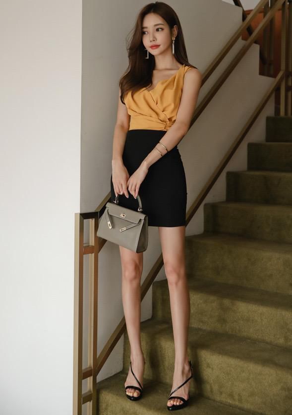 孙允珠成熟气质不是虚的，淡黄色无袖上衣搭黑色束腰包臀裙，好美