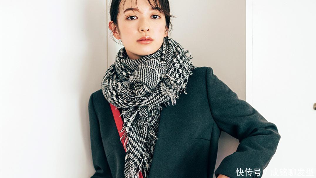 中年|中年女人更要懂搭配,三种围巾系法让穿搭更高级,美嫩保暖又洋气