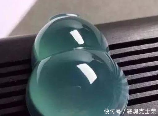 老板娘豪爽30W买下了3公斤的翡翠原石,意外开出完美蓝水翡翠
