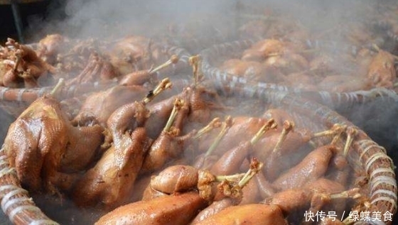 网红夫妻街边卖“它”,15元一只,日卖上千只,邻摊:笨蛋才买!