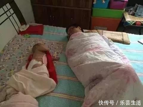 睡着|爸爸陪娃睡觉,醒后发现娃不见了,吓坏了赶紧找,结果自己都乐了