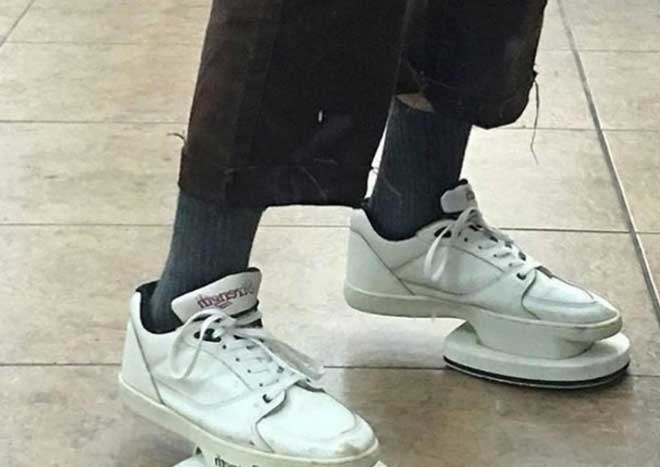 gai 令人瞠目的怪鞋子:仿效骆驼趾,把金鱼缸穿在脚下