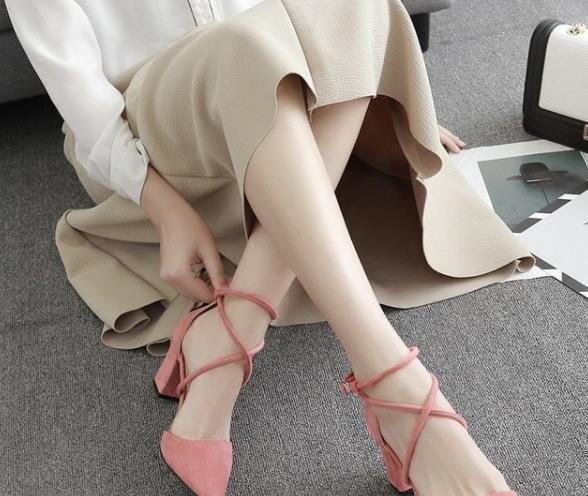 潜力股 精致纤巧的高跟凉鞋,衬托出强气场,让每个女人都是潜力股