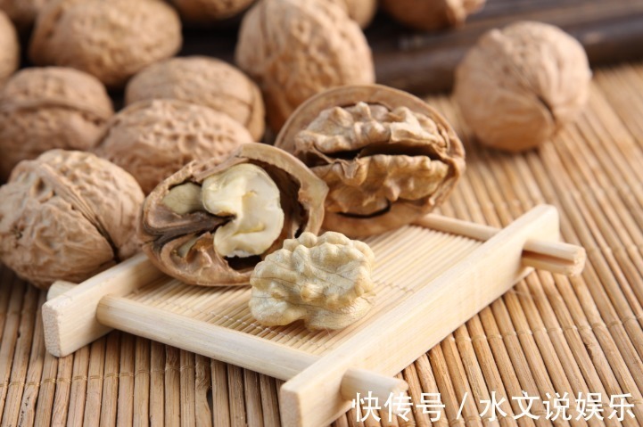 长寿药|核桃早上吃还是晚上吃好医生吃对长寿药,吃错催命鬼