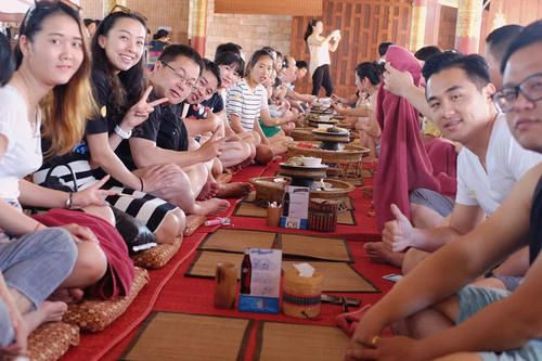 在泰国餐厅吃饭，游客大骂提供的是变质饭菜，老板：这是泰国特色