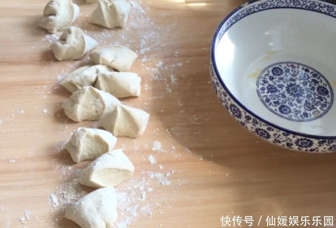  松软|红豆的另类做法，层层松软，营养又美味，隔三差五做给家人吃！