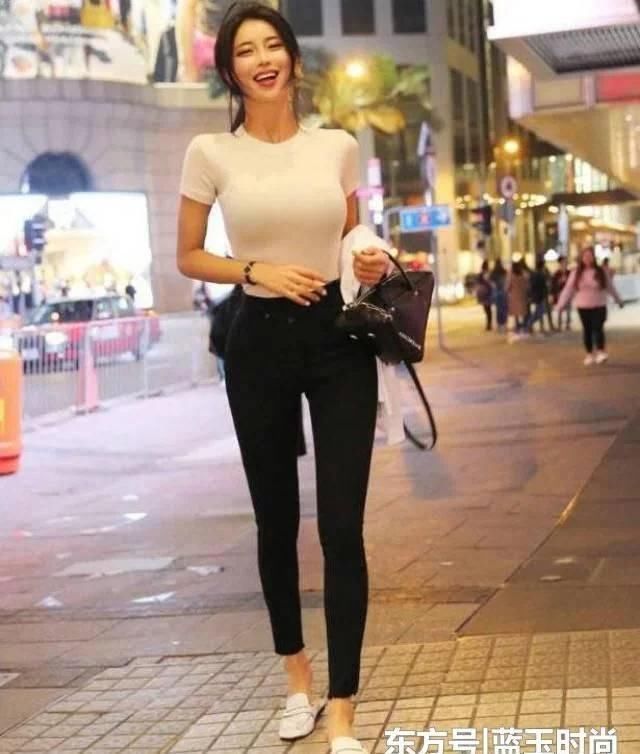 打底裤|街拍打底裤的时尚搭配打造出时尚丽人的气质，穿出新潮范