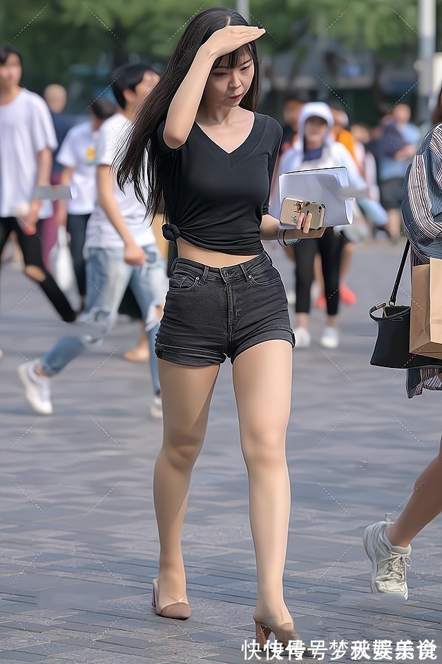 牛仔短裤|黑色T恤搭配烟灰色牛仔短裤,简约而不简单,尽显时尚美感