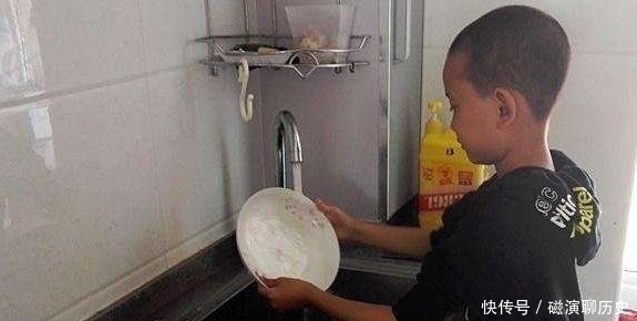 书包|宝妈帮儿子整理书包,却被翻出的文具逗笑,这是把铅笔当扫帚用