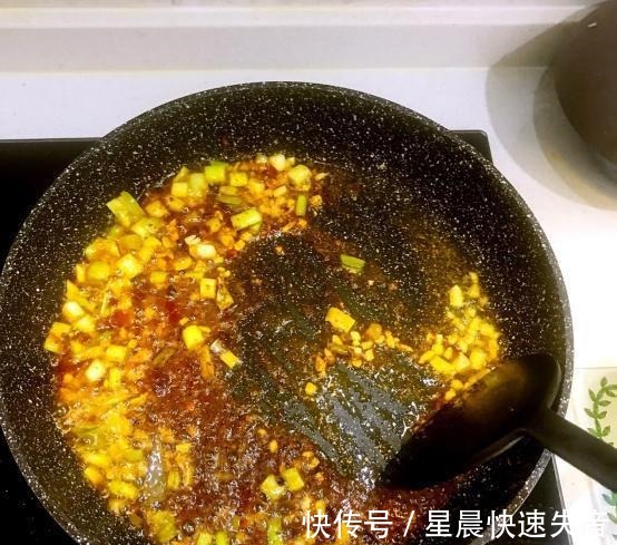 炒凉粉|天热适合吃凉粉，Q弹又爽口，辣辣的太好吃！
