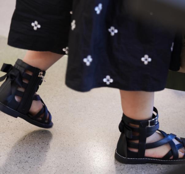 孩子|夏季童鞋“黑名单”:这几类鞋别买给孩子穿,看你娃中招了吗