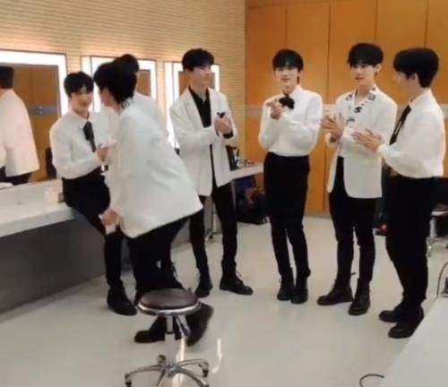 王牌：严浩羽用椅子拍大片，特意垫上卫生纸，下意识动作暴露素质