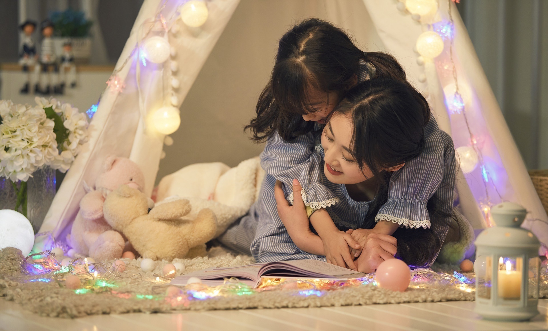 睡眠质量|宝妈哄娃睡觉自己睡着了,孩子躲被窝里看电视,脸上表情太萌了