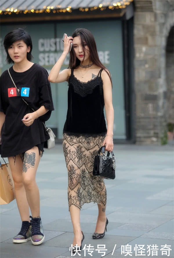 娴静|街拍美女:恬静可人的小姐姐身穿新颖裙,娴静浪漫,美得不像话!