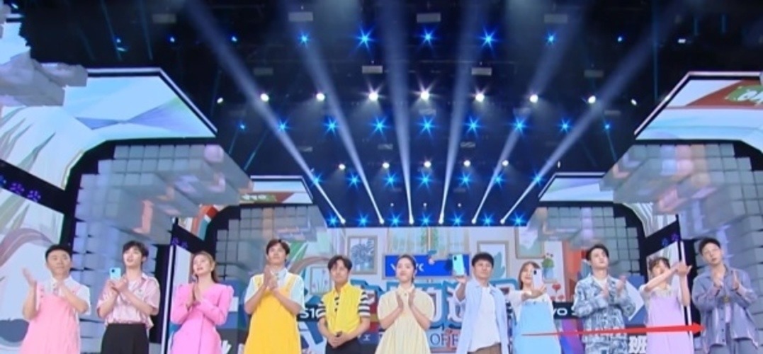 宋雨琦遇到对手，和吴昕穿同款背带裤，腰线对比暴露爱豆真实腿长