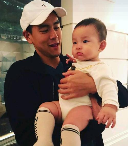 萌萌|竖抱孩子“歪脖子”其实竖抱宝宝好处多,新手爸妈快来涨知识