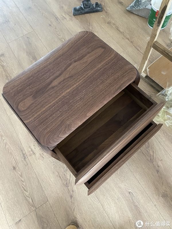 装修|实木盲盒:黑胡桃床和床头柜