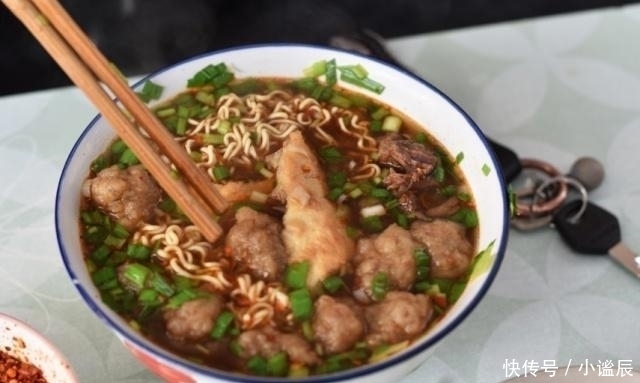 丸子|母子卖“豪华泡面”,20元1碗,一天卖600碗,顾客天天排队买