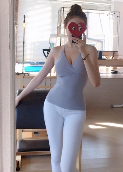  小姐姐|街拍青春靓丽的打底裤小姐姐，散发独特魅力，女神范十足！