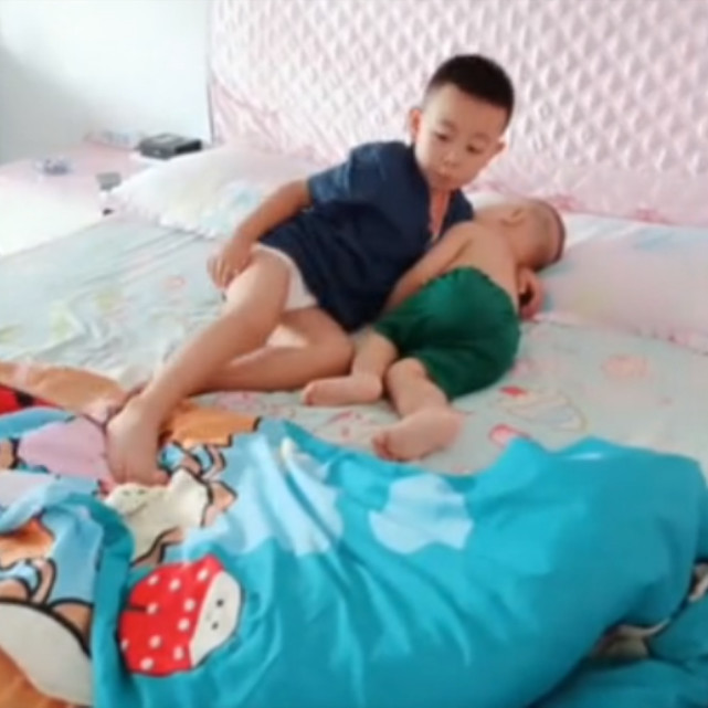 二胎|弟弟要让哥哥哄自己睡觉,之后哥哥的行为,让妈妈看着很感动