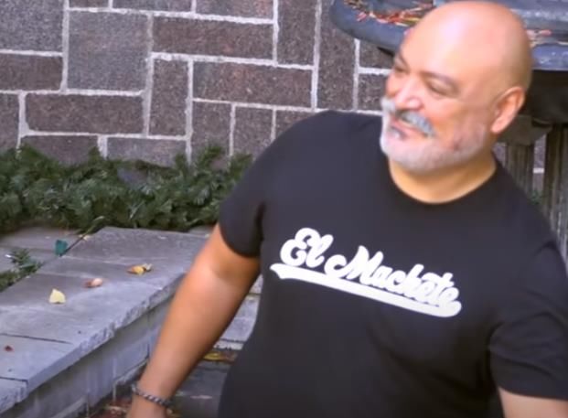 梅根新节目当街深蹲，戴猫耳喵叫还嘬奶瓶？英美网友狂嘲：太尴尬