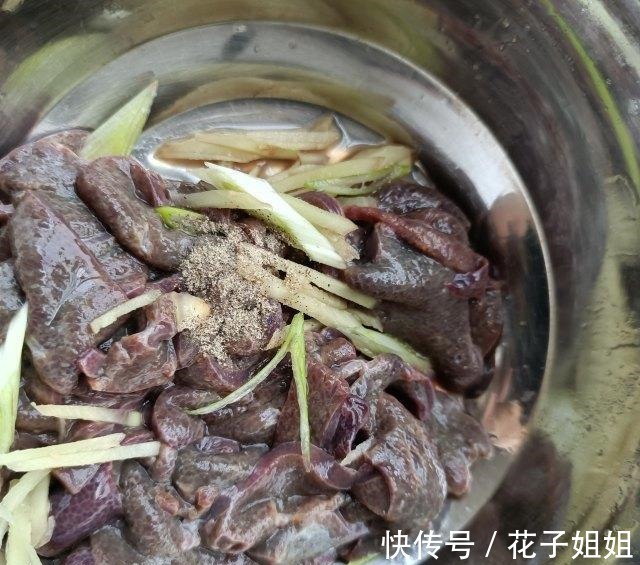 爆炒猪肝|泡椒爆炒猪肝，香嫩可口，美味下饭！