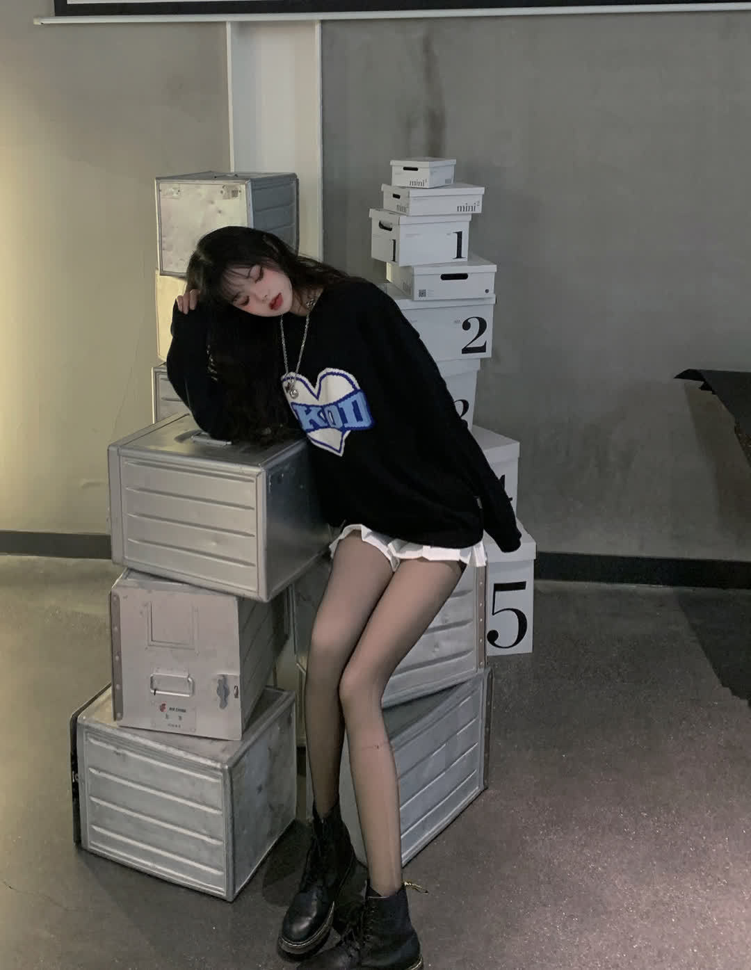 毛衣 婀娜多姿的小姐姐, 一件黑色宽松毛衣配超短裙, 性感又摩登