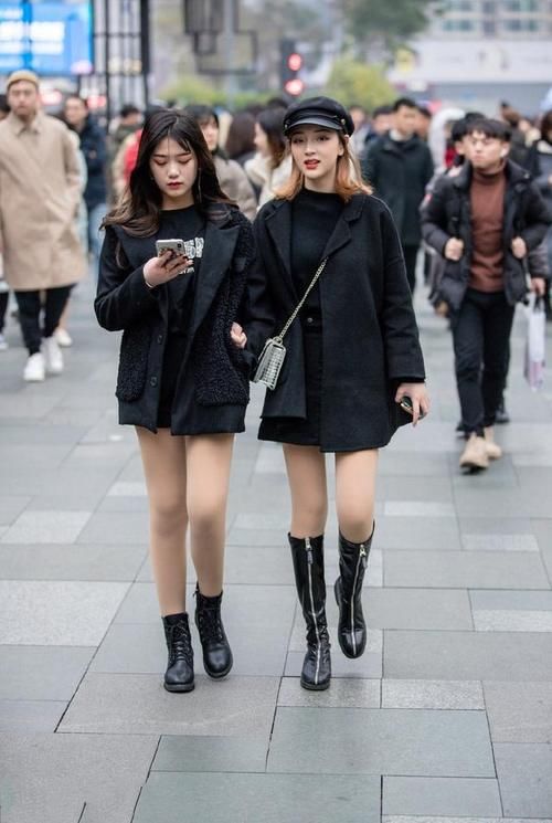 路人街拍，美女穿十分显眼的牛仔外套，潮味十足