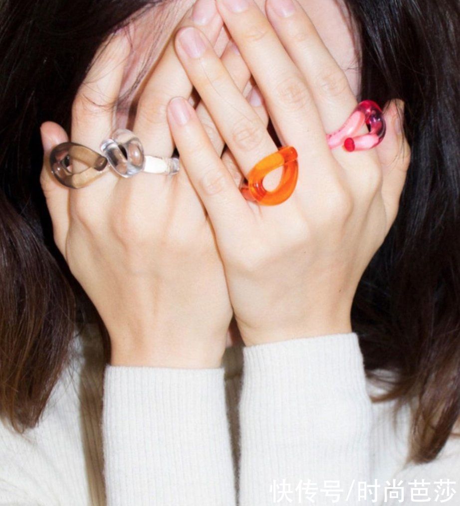 看到Jennie晒手上的戒指，终于找到原因了