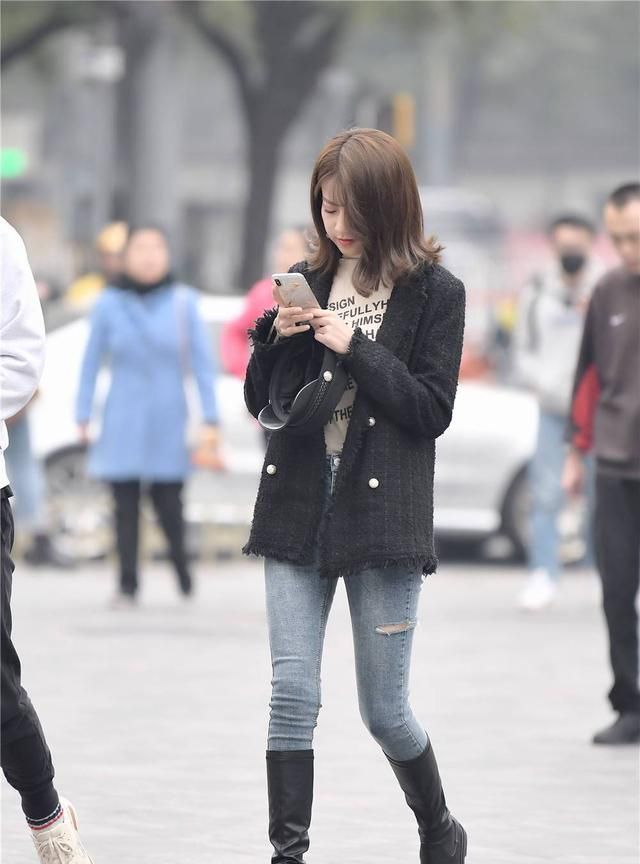 秋装 紧身牛仔裤搭配长靴,秋天的时尚穿搭,外套也少不了