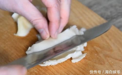 蘑菇做出肉的味道,Q弹爽滑,香辣可口,一口一口停不下来