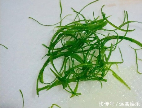 清蒸鲈鱼时,只加葱姜是不对的,用上1招,鲈鱼鲜香入味还不腥