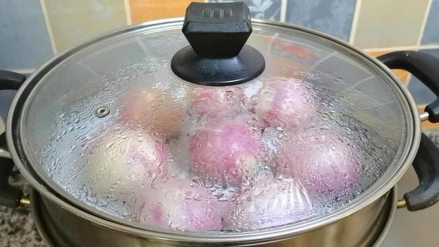 用黑豆做一锅包子，拿它当早餐主食，营养又好吃，全家都爱吃