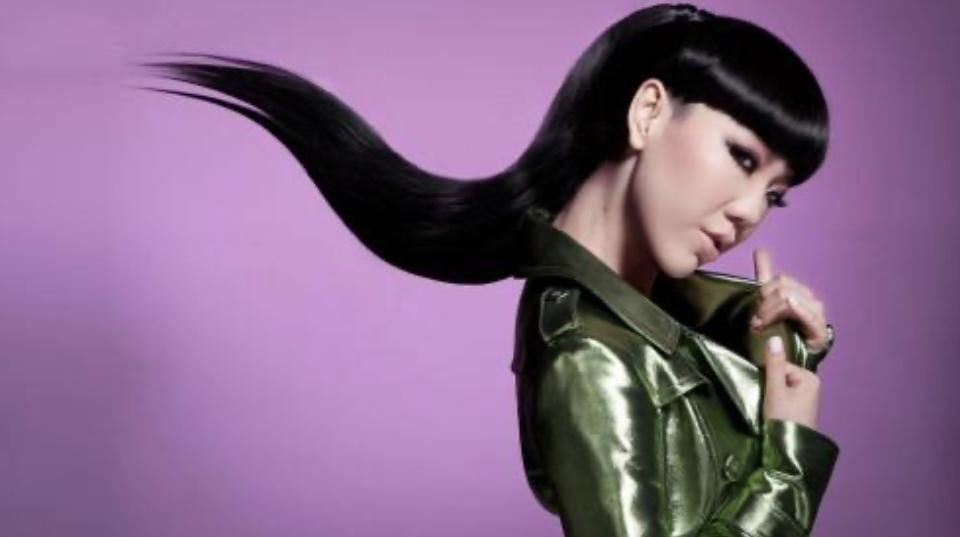 快男|从1.3亿代言费到县城卖唱,“消失”2年的吴莫愁,到底得罪了谁?