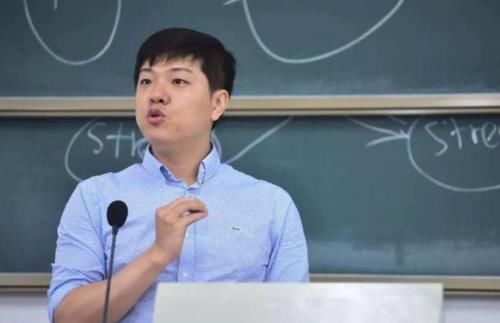 大学女教师因“明星脸”走红，引家长担忧，网友直言毕业早了！