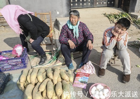 女子|父母去世,奶奶抚养孙子,十多年后,门口来辆豪车,孙子把它砸了