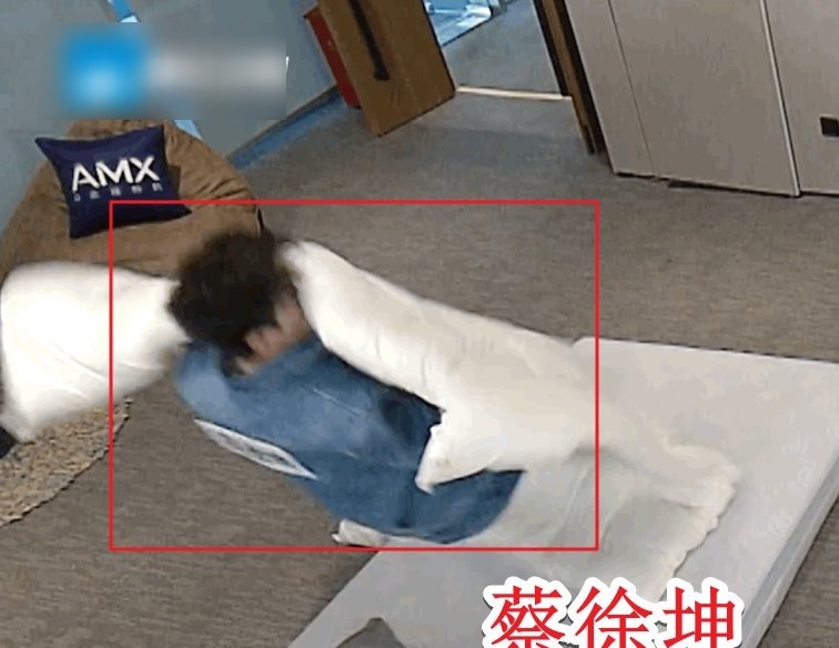 蔡徐坤速度有多快?镜头前“快到模糊”,网友:顶流走路都带风