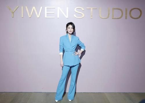 印花|女明星卡其色风衣+短靴，帅成穿成霸气女王，尽显御姐冷艳范