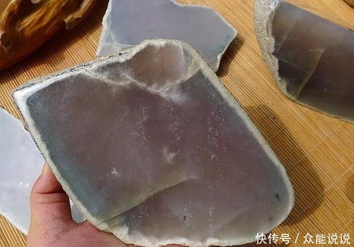 果冻|老缅也会看走眼,中万收的翡翠原石,竟一刀切出“果冻级”翡翠!