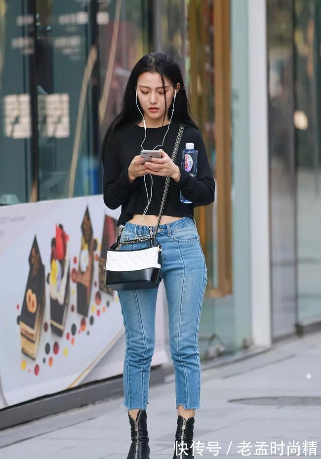 时尚|黑色针织衫搭配蓝色牛仔裤,简单时尚的穿搭方式,大方减龄有范儿