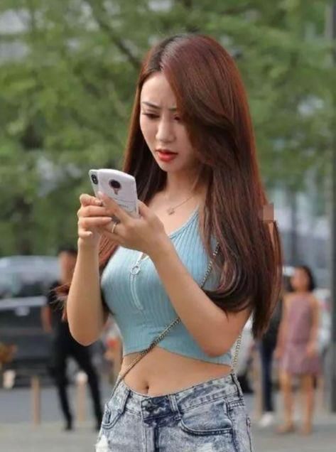 养眼|路人街拍小姐姐喜欢穿“超短套装”,腰细腿长看着很养眼