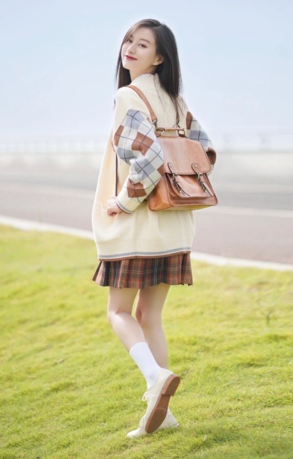 裙装|秋冬穿毛衣,尽量搭配半身裙,优雅时髦显气质,时髦百搭不出错