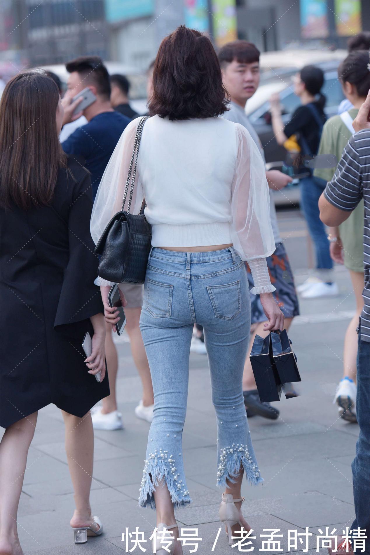仙气|街拍:白色网纱衣服穿上很仙气, 搭配流苏设计的裤子, 看起来仙气飘飘